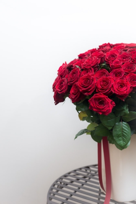 Raudonos rožės "Red Naomi" vazoje