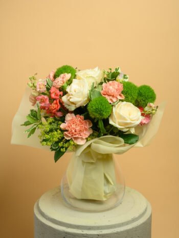 Gėlių puokštė "Dovana mamai" su dovaniniu įpakavimu