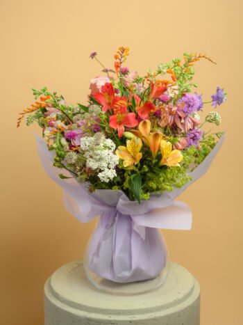 Ryški lauko gėlių puokštė su įpakavimu