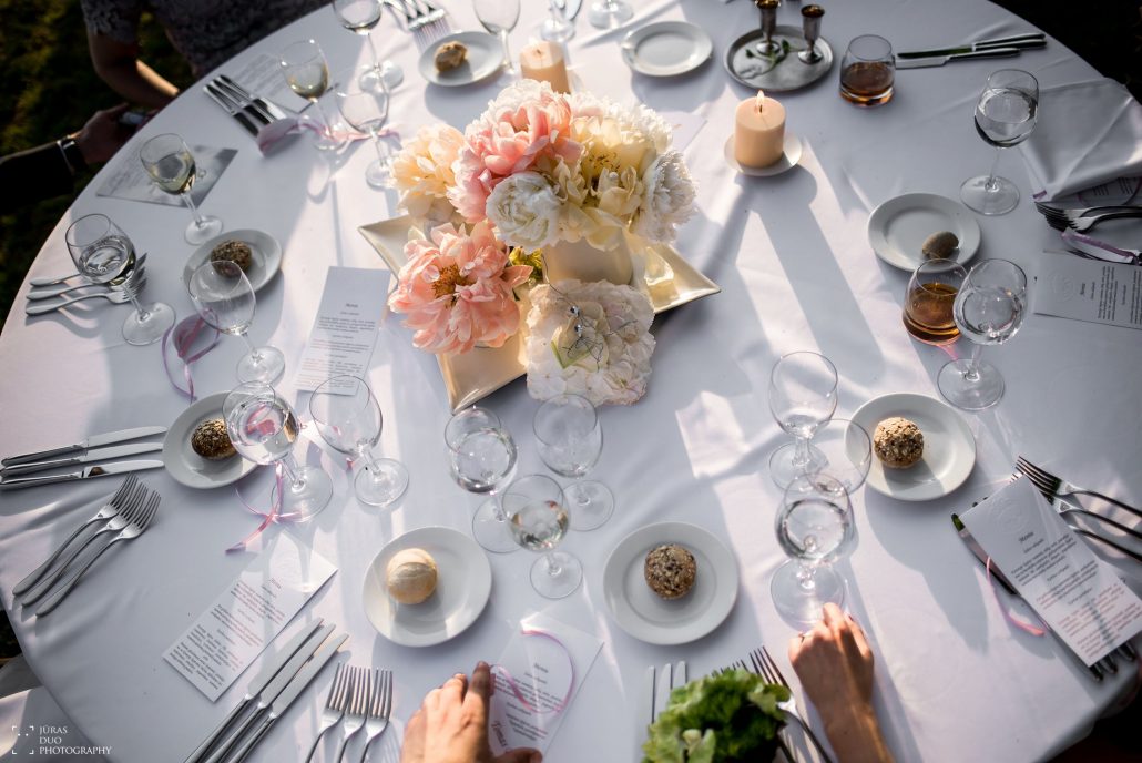 Vestuvių pokylio stalas dekoruotas gėlėmis