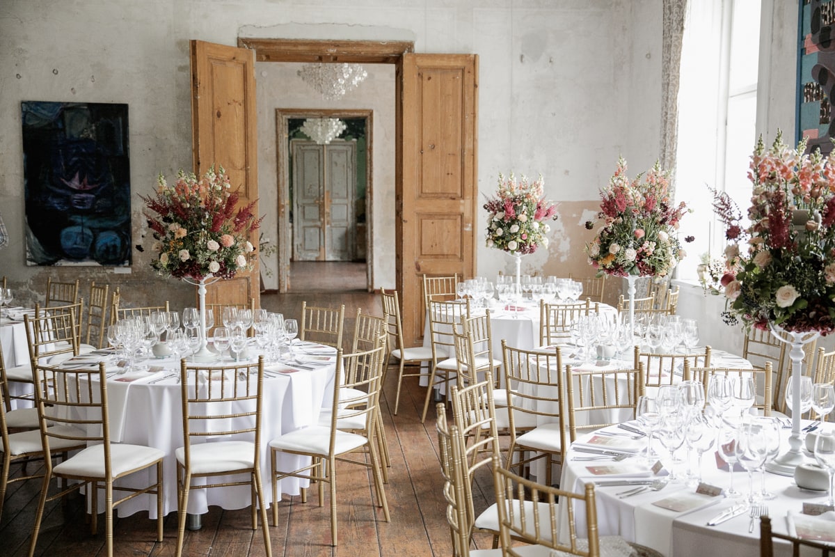 Vestuvių pokylio salės stalai dekoruoti Ritos gėlių kompozicijomis