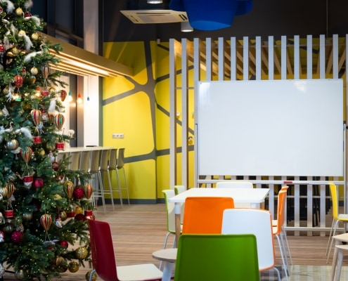 Kalėdų eglutė Teltonikos biuro poilsio erdvėje