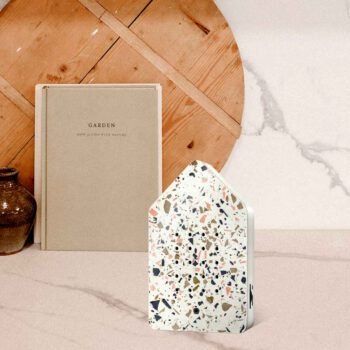 Čiulbanti dėžutė „Toffee Terrazzo” interjere