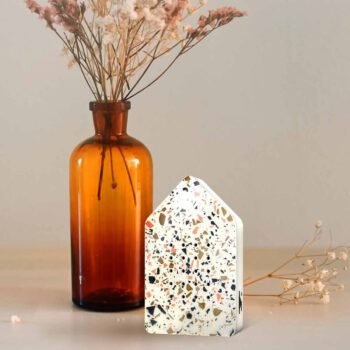 Čiulbanti dėžutė „Toffee Terrazzo” interjere